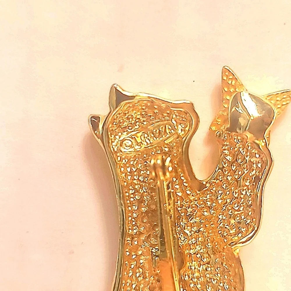 Vintage razza brooch